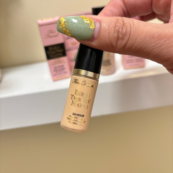 Too faced born this way  foundation - snow 5 ml, super coverage 3.5 ml - Picture 6 of 7